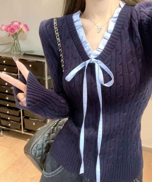 MAISON DE THERESE(メゾン ド テレーズ)の「Vネック ケーブル インナー リボン(ニット/セーター・レディース・アイボリー/レッド/ネイビー・FREE)」の1枚目の写真