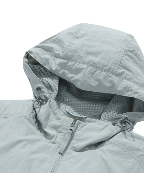 COVERNAT（カバーナット）の「コンフィナイロンウィンドブレーカー ジャンパー ライトグレー（ナイロンジャケット・レディース・その他・X-SMALL/XX-LARGE/LARGE/MEDIUM/SMALL/X-LARGE）」の4枚目の写真