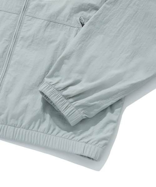 COVERNAT（カバーナット）の「コンフィナイロンウィンドブレーカー ジャンパー ライトグレー（ナイロンジャケット・レディース・その他・X-SMALL/XX-LARGE/LARGE/MEDIUM/SMALL/X-LARGE）」の7枚目の写真