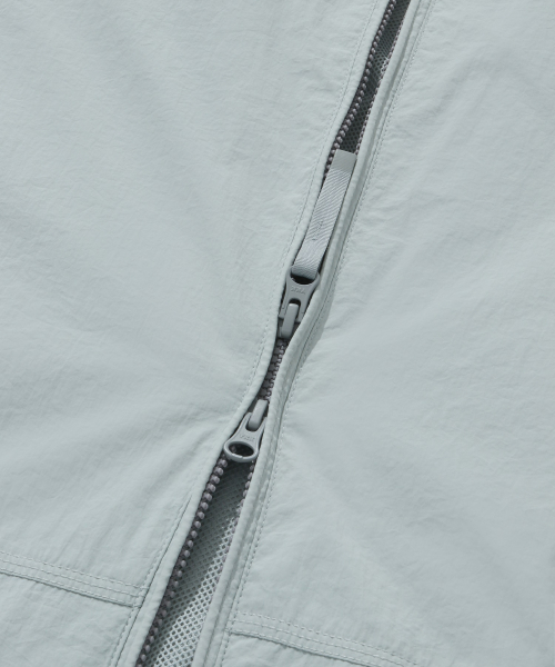 COVERNAT（カバーナット）の「コンフィナイロンウィンドブレーカー ジャンパー ライトグレー（ナイロンジャケット・レディース・その他・X-SMALL/XX-LARGE/LARGE/MEDIUM/SMALL/X-LARGE）」の8枚目の写真