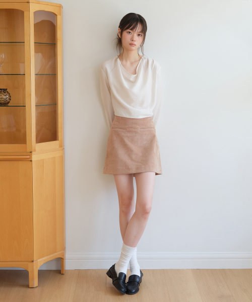 YUPPE(ヨッペ)の「SUEDE POCKET SKIRT_BEIGE(スカート・レディース・その他・SMALL/MEDIUM)」の2枚目の写真