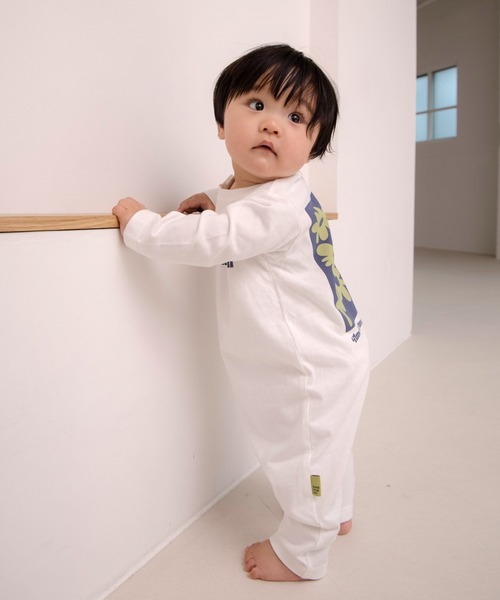 MAKE YOUR DAY(メイクユアデイ)の「レトロフラワープリントファミリー長袖カバーオール(ロンパース・キッズ・オフホワイト/ブラウン・70/80)」の6枚目の写真