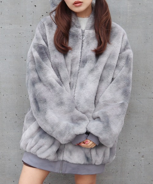 CECIL McBEE（セシルマクビー）の「タイダイ柄ファーフーディーブルゾン（その他アウター・レディース・ブラック/ブルー・MEDIUM/LARGE）」の2枚目の写真