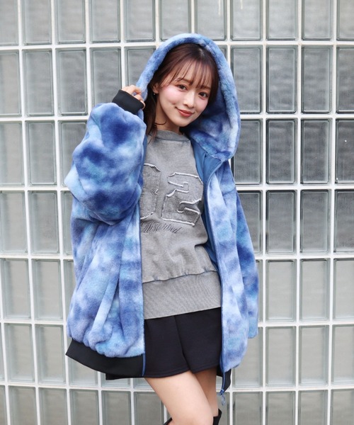 CECIL McBEE（セシルマクビー）の「タイダイ柄ファーフーディーブルゾン（その他アウター・レディース・ブラック/ブルー・MEDIUM/LARGE）」の4枚目の写真