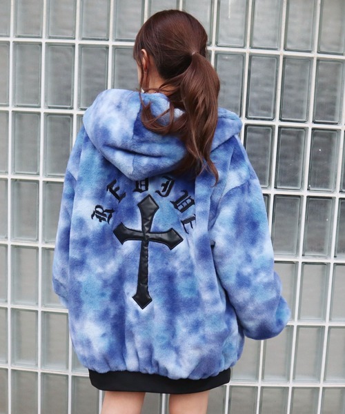 CECIL McBEE（セシルマクビー）の「タイダイ柄ファーフーディーブルゾン（その他アウター・レディース・ブラック/ブルー・MEDIUM/LARGE）」の6枚目の写真