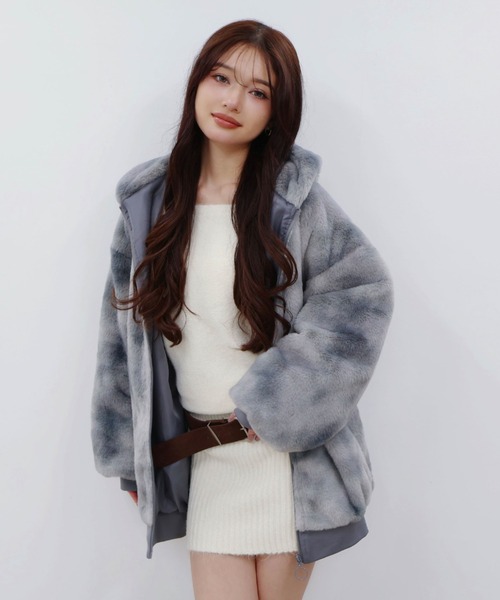 CECIL McBEE（セシルマクビー）の「タイダイ柄ファーフーディーブルゾン（その他アウター・レディース・ブラック/ブルー・MEDIUM/LARGE）」の7枚目の写真