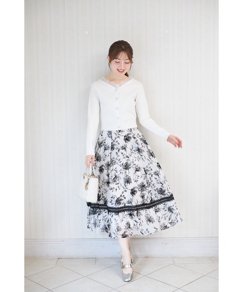 tocco closet（トッコ　クローゼット）の「ビジュー釦スカラップレース装飾ラメニットカーディガン（カーディガン/ボレロ・レディース・ライトブルー/ピンクベージュ/オフホワイト・M）」の4枚目の写真