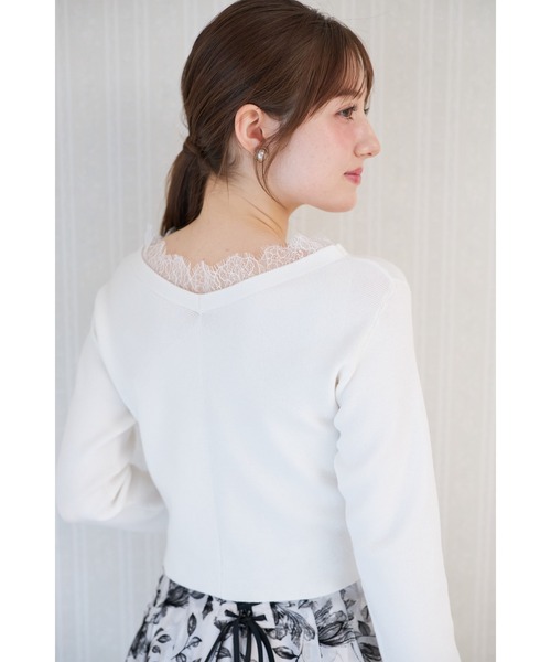 tocco closet（トッコ　クローゼット）の「ビジュー釦スカラップレース装飾ラメニットカーディガン（カーディガン/ボレロ・レディース・ライトブルー/ピンクベージュ/オフホワイト・M）」の8枚目の写真