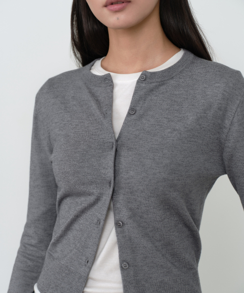 MUSINSA STANDARD WOMAN（ムシンサスタンダードウーマン）の「ウィメンズエッセンシャルスリムラウンドネックカーディガン[ミディアムグレー]（カーディガン/ボレロ・レディース・その他・X-SMALL/SMALL/MEDIUM/LARGE）」の4枚目の写真