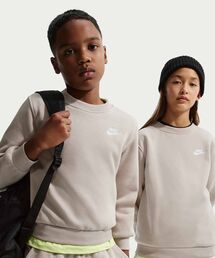 NIKE（ナイキ）の「ナイキ スポーツウェア クラブ フリース ジュニアスウェットシャツ / Nike Sportswear Club Fleece Big Kids' Sweatshirt FD3006-236 Cream II（スウェット）」