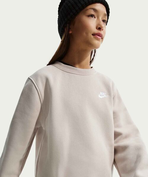 NIKE（ナイキ）の「ナイキ スポーツウェア クラブ フリース ジュニアスウェットシャツ / Nike Sportswear Club Fleece Big Kids' Sweatshirt FD3006-236 Cream II（スウェット・キッズ・ブラウン系その他2・150/130/140/160）」の2枚目の写真