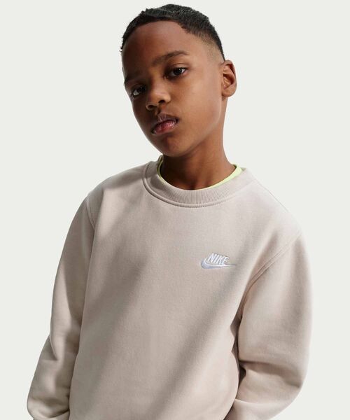 NIKE（ナイキ）の「ナイキ スポーツウェア クラブ フリース ジュニアスウェットシャツ / Nike Sportswear Club Fleece Big Kids' Sweatshirt FD3006-236 Cream II（スウェット・キッズ・ブラウン系その他2・150/130/140/160）」の3枚目の写真