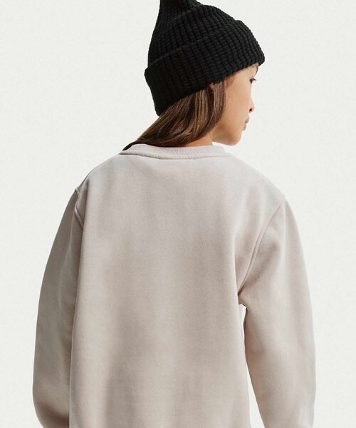 NIKE（ナイキ）の「ナイキ スポーツウェア クラブ フリース ジュニアスウェットシャツ / Nike Sportswear Club Fleece Big Kids' Sweatshirt FD3006-236 Cream II（スウェット・キッズ・ブラウン系その他2・150/130/140/160）」の4枚目の写真