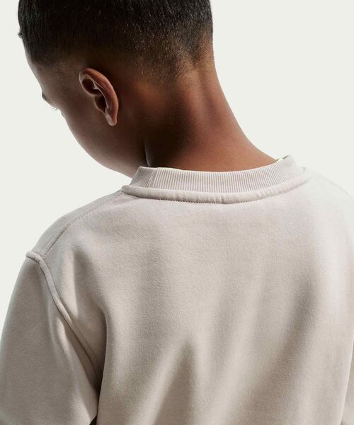NIKE（ナイキ）の「ナイキ スポーツウェア クラブ フリース ジュニアスウェットシャツ / Nike Sportswear Club Fleece Big Kids' Sweatshirt FD3006-236 Cream II（スウェット・キッズ・ブラウン系その他2・150/130/140/160）」の5枚目の写真