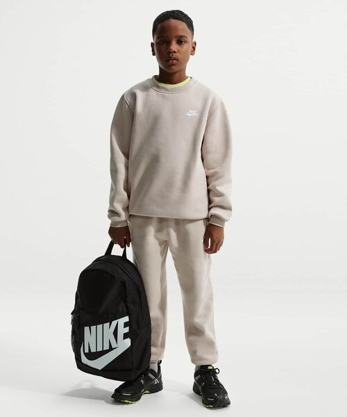 NIKE（ナイキ）の「ナイキ スポーツウェア クラブ フリース ジュニアスウェットシャツ / Nike Sportswear Club Fleece Big Kids' Sweatshirt FD3006-236 Cream II（スウェット・キッズ・ブラウン系その他2・150/130/140/160）」の7枚目の写真