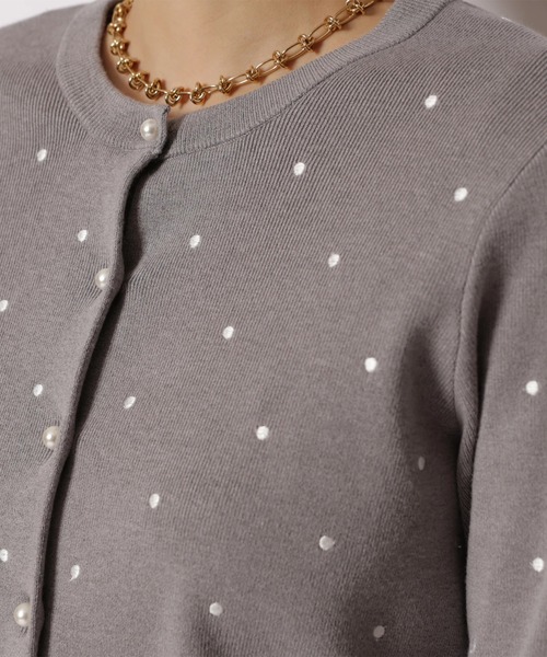 JUSGLITTY(ジャスグリッティー)の「プチドット刺繡カーディガン(ニット/セーター・レディース・グレー/グレイッシュベージュ/ホワイト・2)」の8枚目の写真