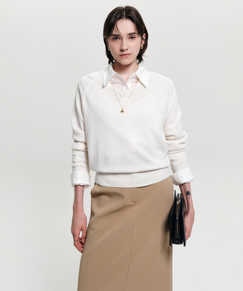 LOOKAST(ルックキャスト)の「ラインシルクブレンドVネックニット / RINE SILK BLEND V NECK KNIT_6colors(ニット/セーター・レディース・ブラック/レッド/アイボリー/ダークグレー/オートミール/PINK・SMALL/MEDIUM)」の7枚目の写真