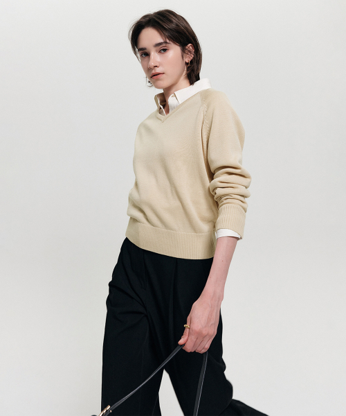LOOKAST(ルックキャスト)の「ラインシルクブレンドVネックニット / RINE SILK BLEND V NECK KNIT_6colors(ニット/セーター・レディース・ブラック/レッド/アイボリー/ダークグレー/オートミール/PINK・SMALL/MEDIUM)」の8枚目の写真