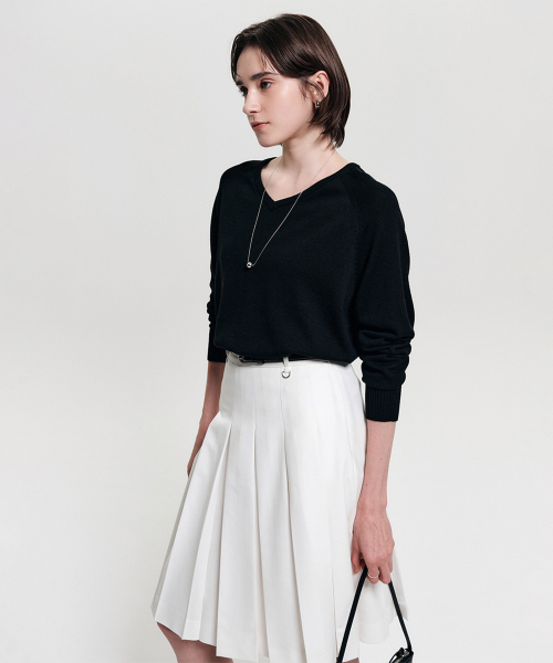 LOOKAST(ルックキャスト)の「ラインシルクブレンドVネックニット / RINE SILK BLEND V NECK KNIT_6colors(ニット/セーター・レディース・ブラック/レッド/アイボリー/ダークグレー/オートミール/PINK・SMALL/MEDIUM)」の11枚目の写真