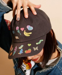 HEY!MrsROSE（ヘイミセスローズ）の「HEY! Mrs ROSE(ヘイ！ミセスローズ)シール風プリントキャップ（キャップ）」