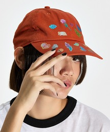 Casselini（キャセリーニ）の「HEY! Mrs ROSE(ヘイ！ミセスローズ)シール風プリントキャップ（キャップ）」