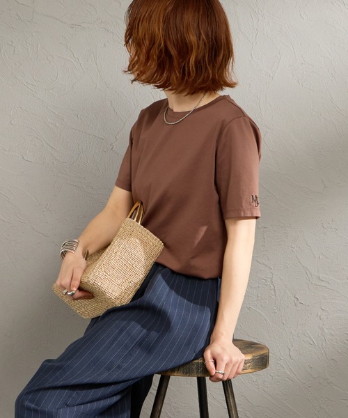 MICA&DEAL（マイカ＆ディール）の「[MICA&DEAL/マイカアンドディール] ワンポイントロゴ刺繍Tシャツ（Tシャツ/カットソー・レディース・ネイビー/ブラウン/ホワイト・F）」の2枚目の写真