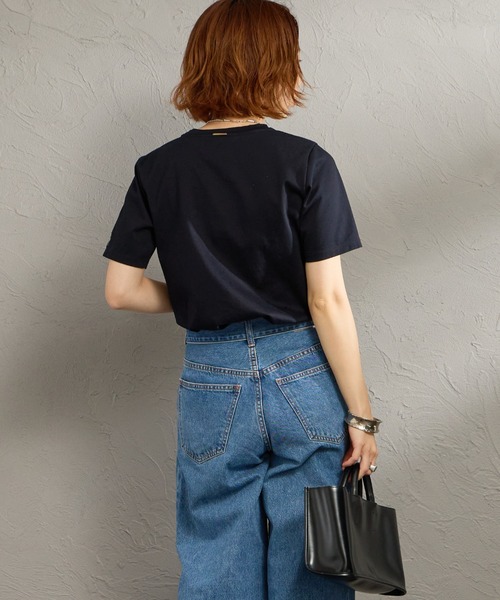 MICA&DEAL（マイカ＆ディール）の「[MICA&DEAL/マイカアンドディール] ワンポイントロゴ刺繍Tシャツ（Tシャツ/カットソー・レディース・ネイビー/ブラウン/ホワイト・F）」の4枚目の写真