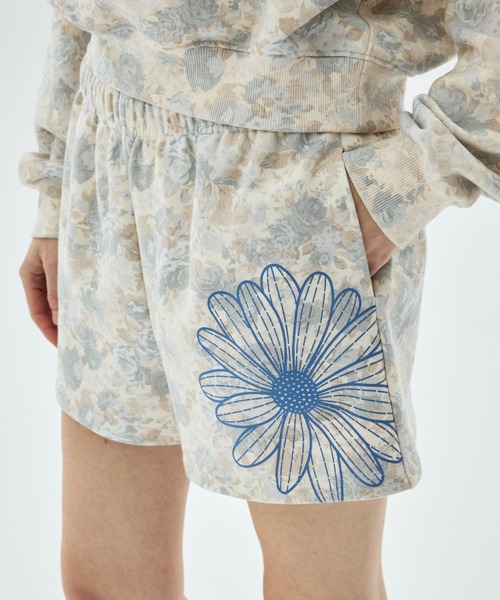 Mardi Mercredi(マルディメクルディ)の「SWEAT SHORTS FLEUR FLOWER / スウェット ショーツ フルール フラワー(スウェットパンツ・レディース・ブルーグレー/ベージュ・FREE)」の5枚目の写真
