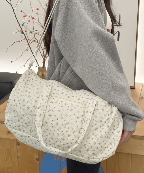 mebole(メボレ)の「キルティングフラワーボストンバッグ(ボストンバッグ・レディース・アイボリー/ブラック・FREE)」の7枚目の写真
