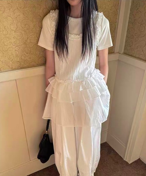 Achic(アシック)の「フリルチュールレイヤードキャミワンピース(ワンピース・レディース・ホワイト・M)」の3枚目の写真
