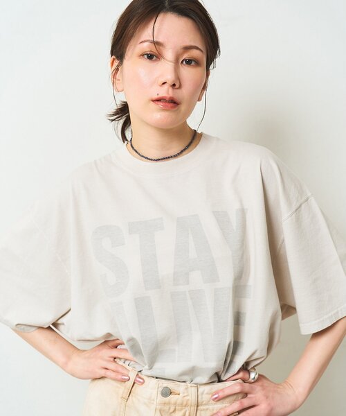 Whim Gazette（ウィムガゼット）の「【KATHARINE HAMNETT】別注バックプリントTシャツ（Tシャツ/カットソー・レディース・オフホワイト/ベージュ・FREE）」の2枚目の写真