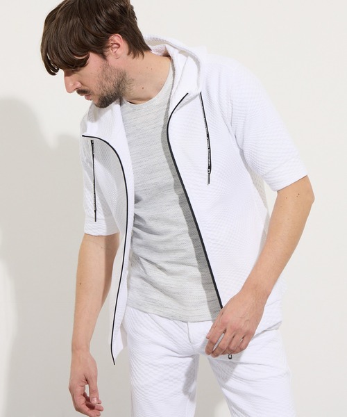 HIDEAWAYS NICOLE(ハイダウェイニコル)の「ジオメトリックブリスタージャカード5分袖パーカー(パーカー・メンズ・ホワイト×ネイビー/オフホワイト/ブラック・X-LARGE/LARGE/MEDIUM)」の2枚目の写真