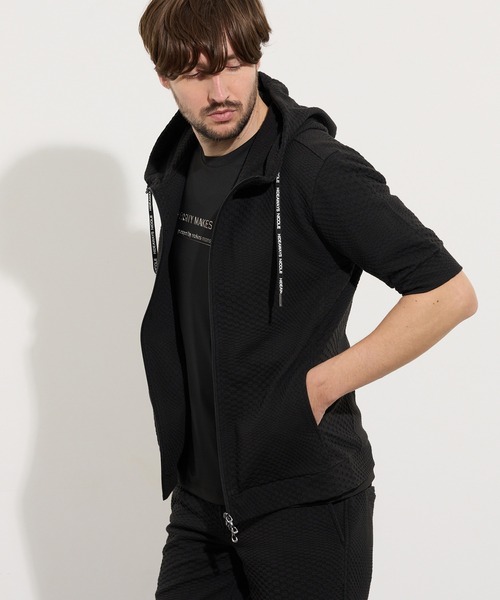 HIDEAWAYS NICOLE(ハイダウェイニコル)の「ジオメトリックブリスタージャカード5分袖パーカー(パーカー・メンズ・ホワイト×ネイビー/オフホワイト/ブラック・X-LARGE/LARGE/MEDIUM)」の3枚目の写真