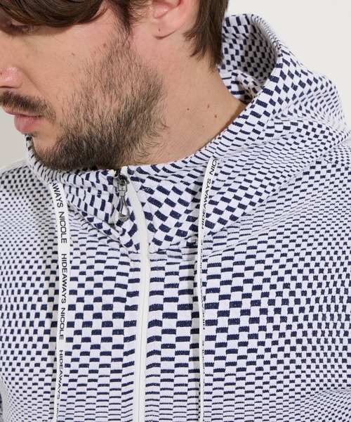 HIDEAWAYS NICOLE(ハイダウェイニコル)の「ジオメトリックブリスタージャカード5分袖パーカー(パーカー・メンズ・ホワイト×ネイビー/オフホワイト/ブラック・X-LARGE/LARGE/MEDIUM)」の11枚目の写真