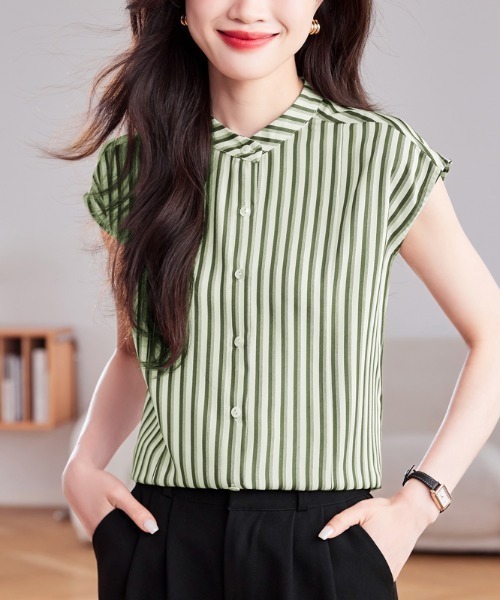 AMAJI(アマジ)の「スタンドカラーストライプ半袖シャツ フロントボタンデザイントップス(シャツ/ブラウス・レディース・ライトブルー/ブラウン/グリーン・X-LARGE/LARGE/MEDIUM/SMALL)」の2枚目の写真