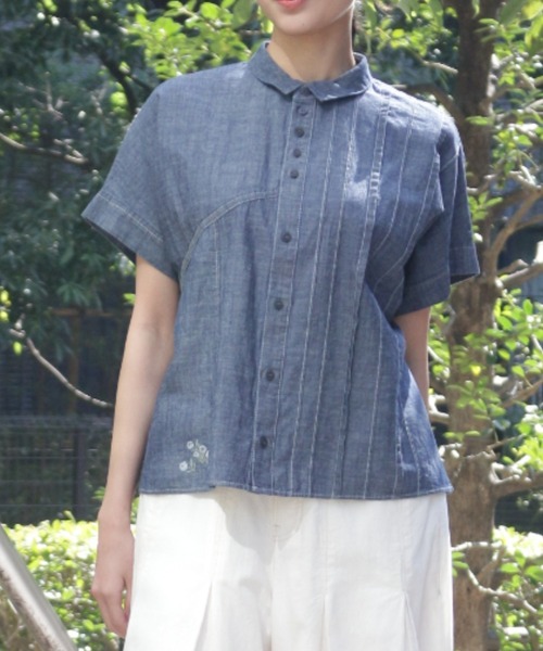 SUPER HAKKA（スーパーハッカ）の「綿麻ダンガリーフラワーワンポイント刺繍シャツブラウス（シャツ/ブラウス・レディース・ネイビー/オフホワイト・FREE）」の2枚目の写真