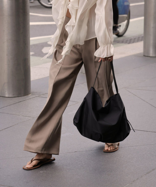 I BAG YOUR PARDON（アイバック ユア パードン）の「dimple BAG nylon (2 colors)（ショルダーバッグ・レディース・ブラック/Beige・FREE）」の3枚目の写真