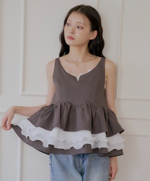 Chico(チコ)の「【SALON by Chico】裾プリーツレイヤードスーツペプラムトップス(シャツ/ブラウス・レディース・グレー系その他2/グレー/ブラウン/ブラック系その他2・FREE)」の4枚目の写真