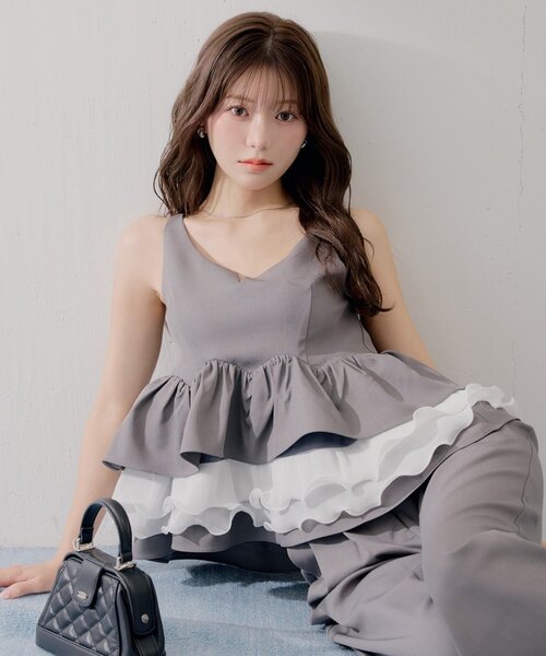 Chico(チコ)の「【SALON by Chico】裾プリーツレイヤードスーツペプラムトップス(シャツ/ブラウス・レディース・グレー系その他2/グレー/ブラウン/ブラック系その他2・FREE)」の3枚目の写真