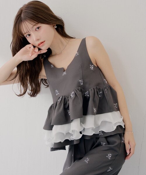 Chico(チコ)の「【SALON by Chico】裾プリーツレイヤードスーツペプラムトップス(シャツ/ブラウス・レディース・グレー系その他2/グレー/ブラウン/ブラック系その他2・FREE)」の1枚目の写真