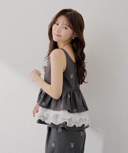 Chico(チコ)の「【SALON by Chico】裾プリーツレイヤードスーツペプラムトップス(シャツ/ブラウス・レディース・グレー系その他2/グレー/ブラウン/ブラック系その他2・FREE)」の19枚目の写真
