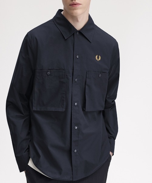 FRED PERRY（フレッドペリー）の「【先行予約受付中】Relaxed Cotton Overshirt／リラックスコットンオーバーシャツ（シャツ/ブラウス・メンズ・ネイビー・S/M/L）」の2枚目の写真