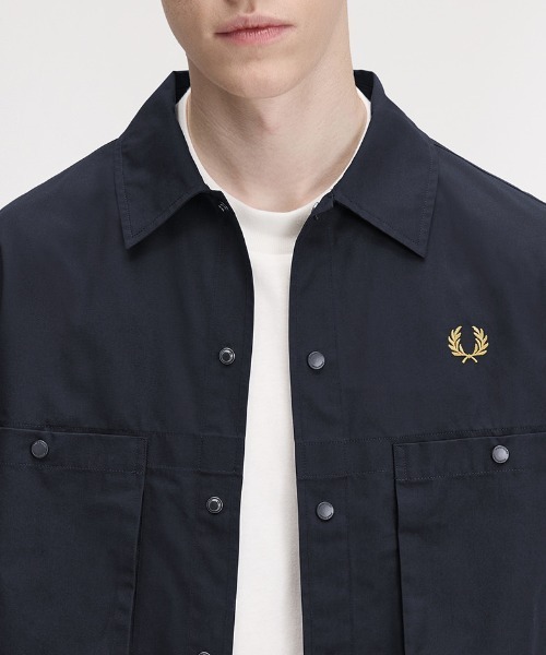 FRED PERRY（フレッドペリー）の「【先行予約受付中】Relaxed Cotton Overshirt／リラックスコットンオーバーシャツ（シャツ/ブラウス・メンズ・ネイビー・S/M/L）」の3枚目の写真