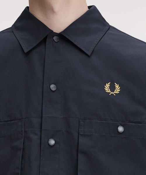 FRED PERRY（フレッドペリー）の「【先行予約受付中】Relaxed Cotton Overshirt／リラックスコットンオーバーシャツ（シャツ/ブラウス・メンズ・ネイビー・S/M/L）」の5枚目の写真