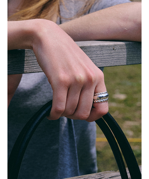 DENU(デヌ)の「Double twist volume ring(リング・レディース・シルバー・FREE)」の3枚目の写真