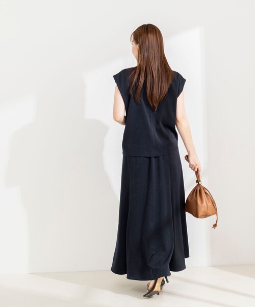 NOLLEY’S Sophi(ノーリーズソフィ)の「【BECシリーズ】《セットアップ対応》ウォッシャブルピーチサテンフレンチブラウス(シャツ/ブラウス・レディース・オフホワイト/チャコールグレー/ネイビー・38)」の4枚目の写真