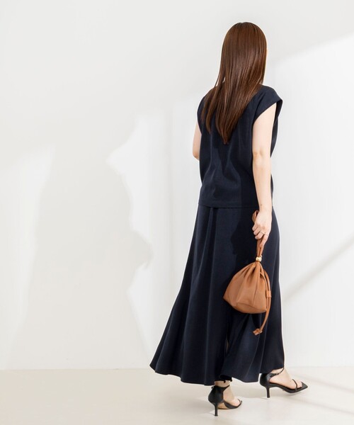 NOLLEY’S Sophi(ノーリーズソフィ)の「【BECシリーズ】《セットアップ対応》ウォッシャブルピーチサテンフレンチブラウス(シャツ/ブラウス・レディース・オフホワイト/チャコールグレー/ネイビー・38)」の5枚目の写真