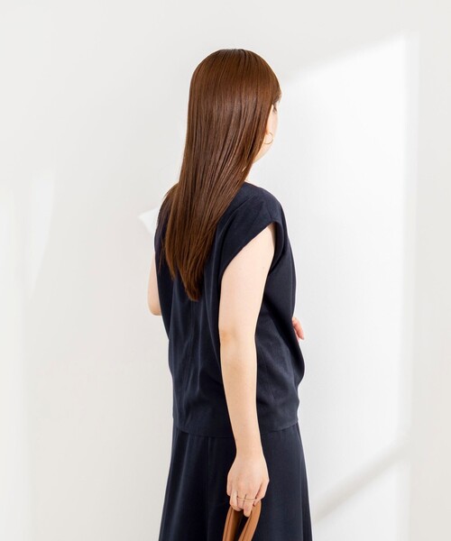 NOLLEY’S Sophi(ノーリーズソフィ)の「【BECシリーズ】《セットアップ対応》ウォッシャブルピーチサテンフレンチブラウス(シャツ/ブラウス・レディース・オフホワイト/チャコールグレー/ネイビー・38)」の10枚目の写真