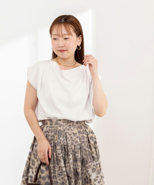 NOLLEY’S Sophi(ノーリーズソフィ)の「【BECシリーズ】《セットアップ対応》ウォッシャブルピーチサテンフレンチブラウス(シャツ/ブラウス・レディース・オフホワイト/チャコールグレー/ネイビー・38)」の18枚目の写真
