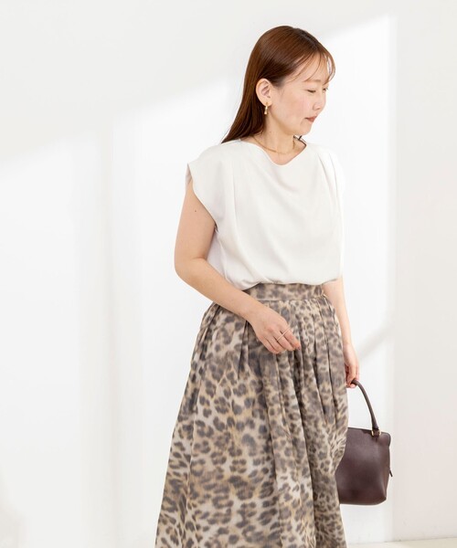 NOLLEY’S Sophi(ノーリーズソフィ)の「【BECシリーズ】《セットアップ対応》ウォッシャブルピーチサテンフレンチブラウス(シャツ/ブラウス・レディース・オフホワイト/チャコールグレー/ネイビー・38)」の19枚目の写真